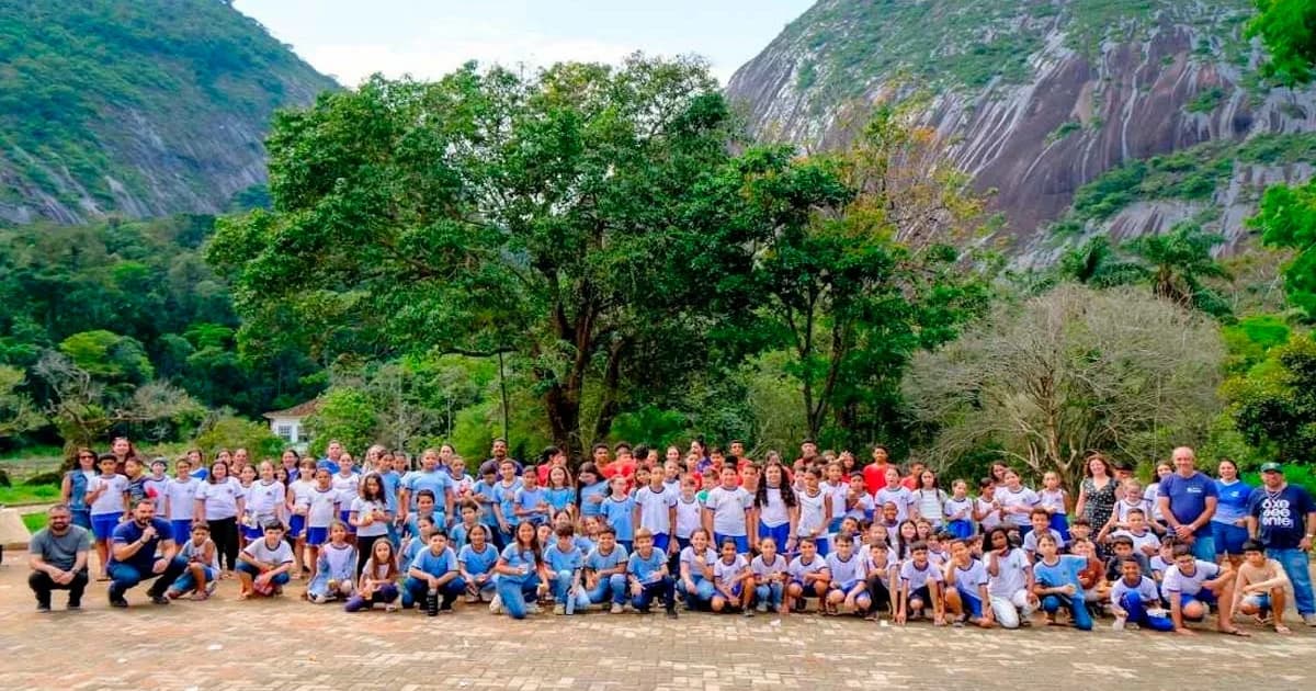 Estudantes Cultivam Consciência Ambiental em Reflorestamento