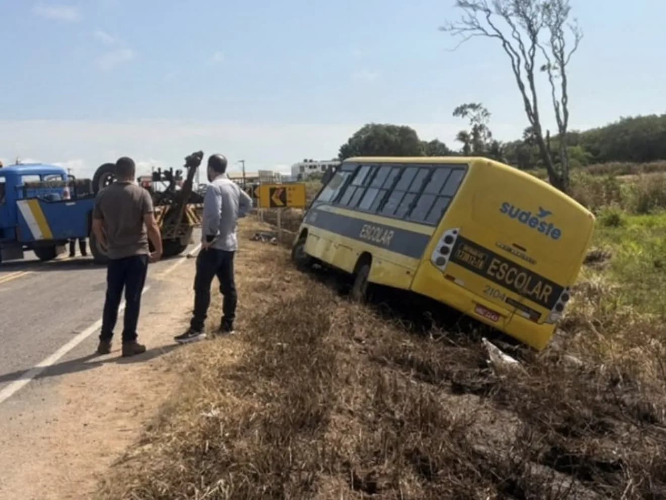 Ônibus da APAE Capota e Deixa Vítimas com Ferimentos Leves em Marataízes