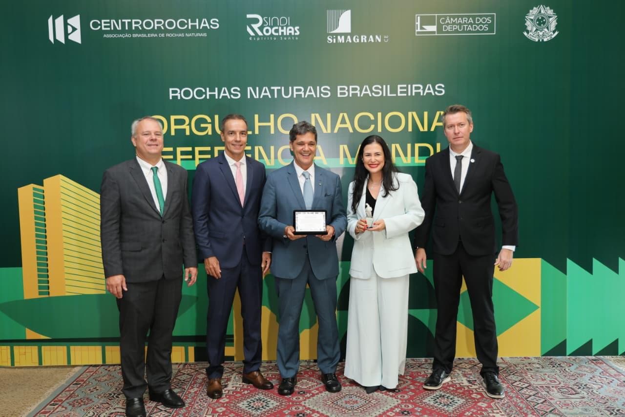 Setor de rochas do ES homenageia Ricardo Ferraço em Brasília e evento ganha leitura estratégica no cenário eleitoral