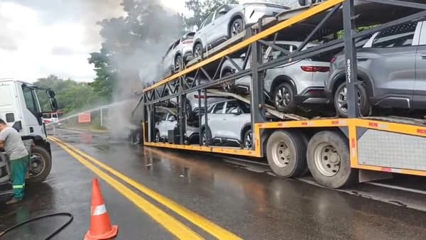 Carreta-Cegonheira em Chamas Bloqueia Rodovia no Espírito Santo