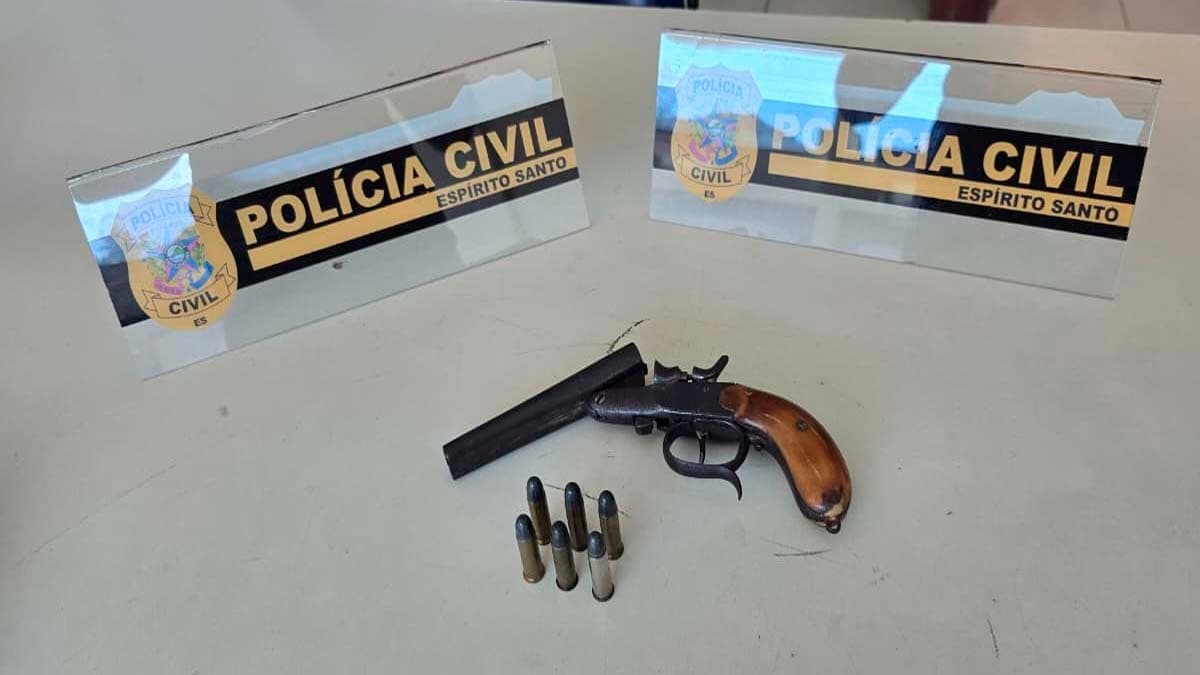 Arma e Munições Descobertas em Residência Rural; Homem Preso no ES