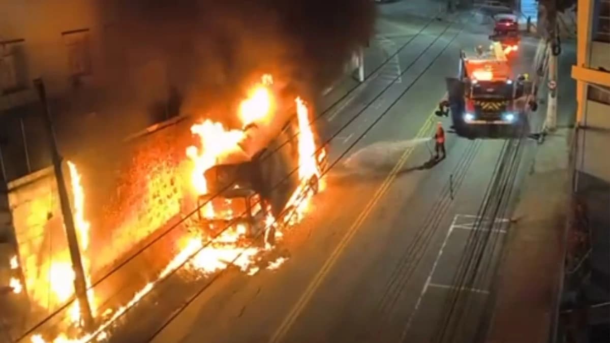 Caminhão de Carnes Incendeia em Cachoeiro de Itapemirim