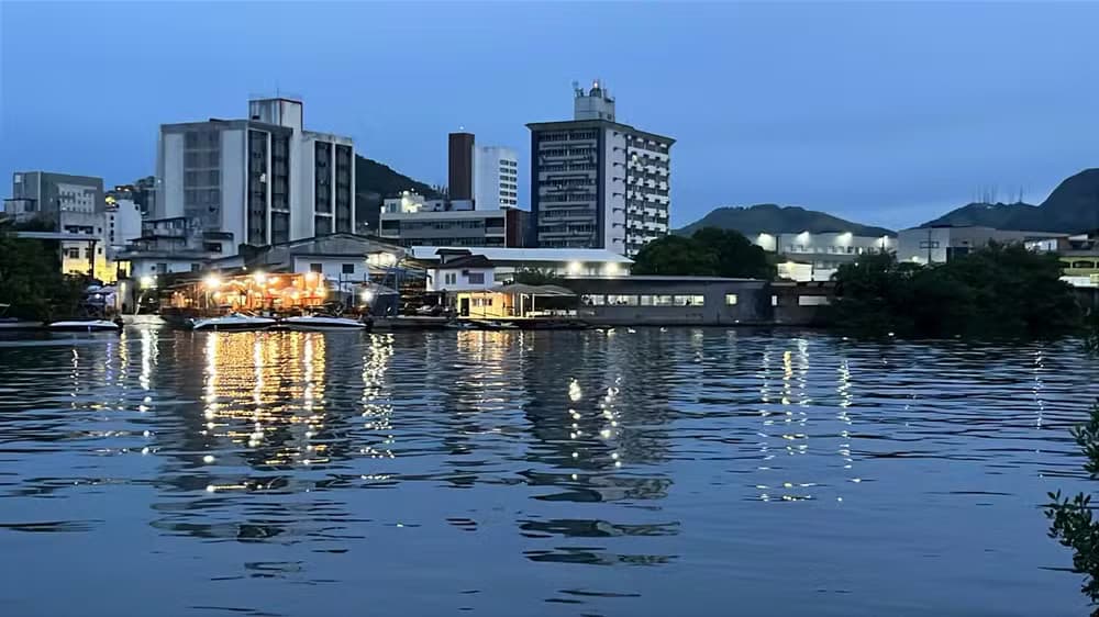 Sobrinho morre após colisão entre jet skis pilotados por ele e pelo tio em Vitória