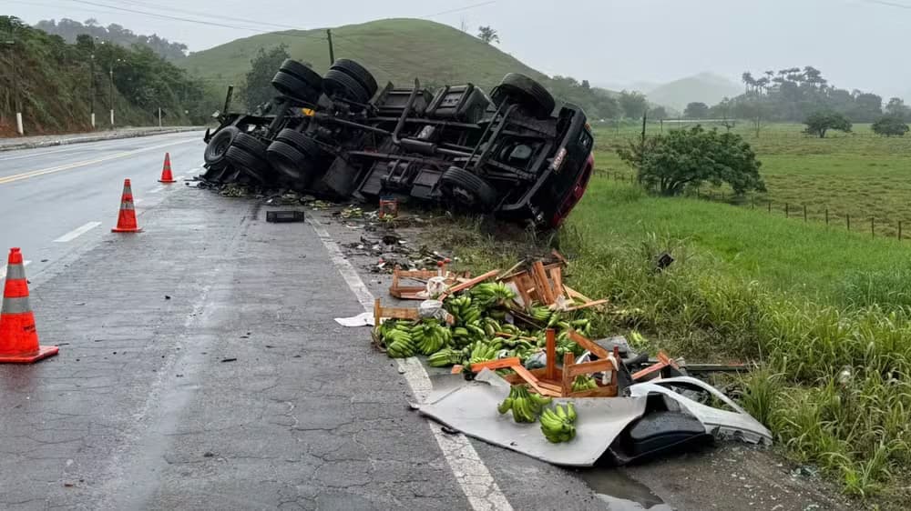 Colisão Fatal de Caminhões na BR-101: Um Morto e Interdição Prolongada
