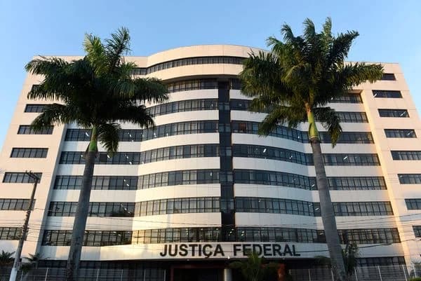 Golpe Milionário no INSS: Justiça Condena Trio por Fraudes Previdenciárias