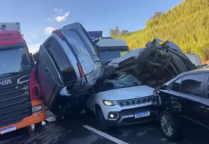 Engavetamento Massivo na BR-101: Dezenas de Veículos Atingidos e Trânsito Bloqueado