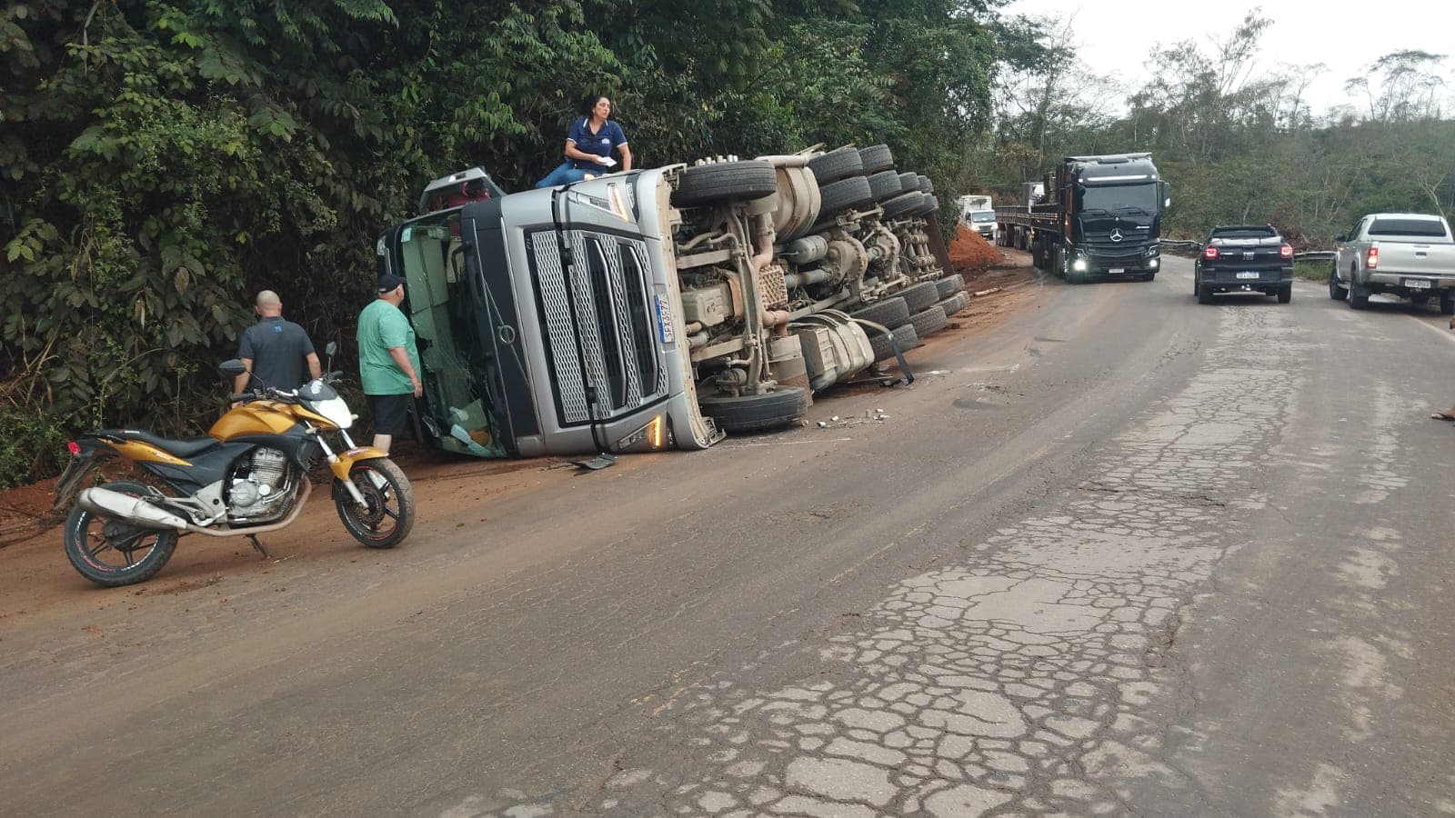 Carreta tomba na Rodovia do Frade e deixa trânsito lento nesta terça-feira