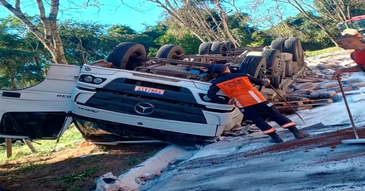 Caminhão Tomba na BR-482: Tráfego Restrito e Atenção Máxima Exigida