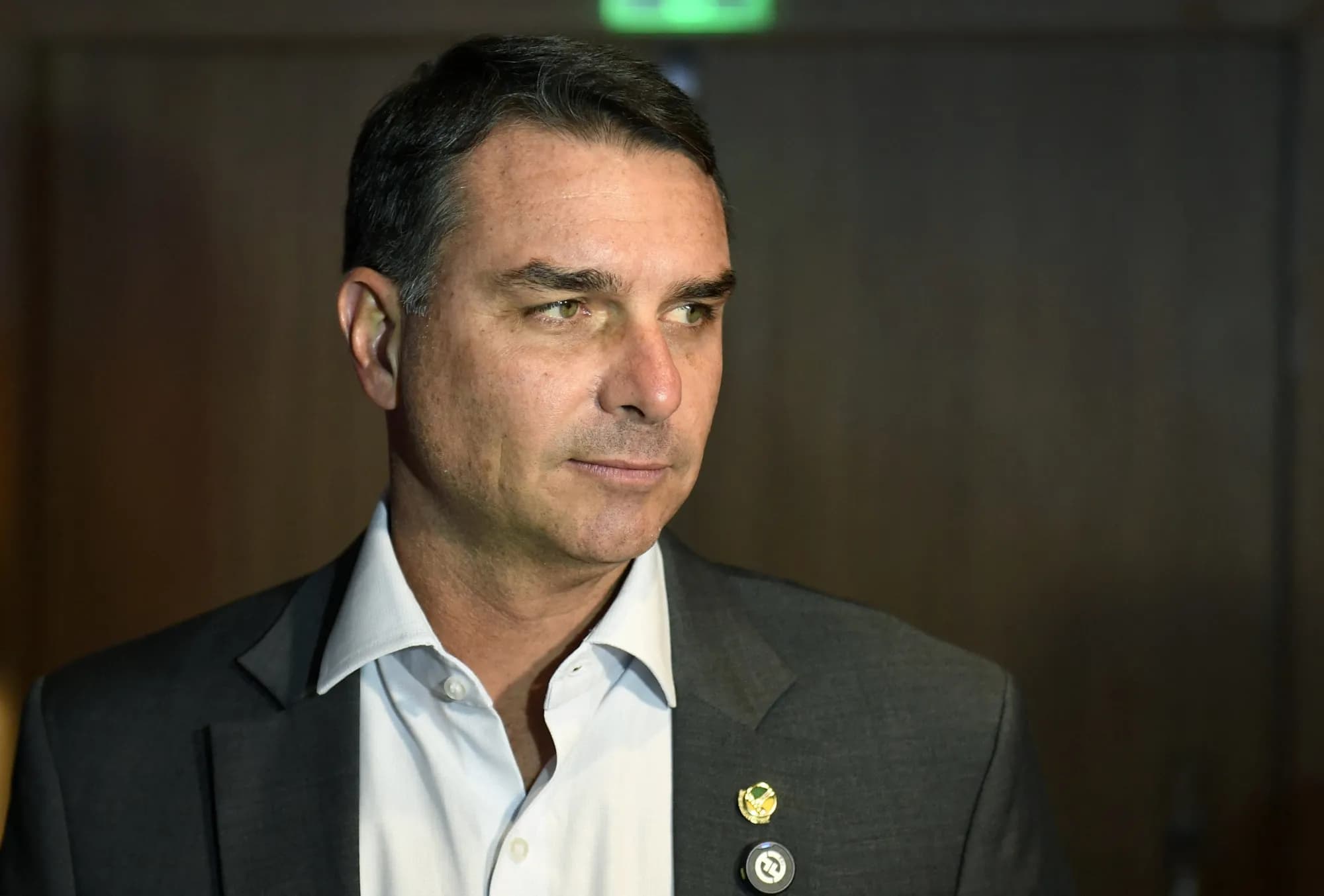 Flávio Bolsonaro teria deixado o Brasil rumo aos Estados Unidos, diz coluna