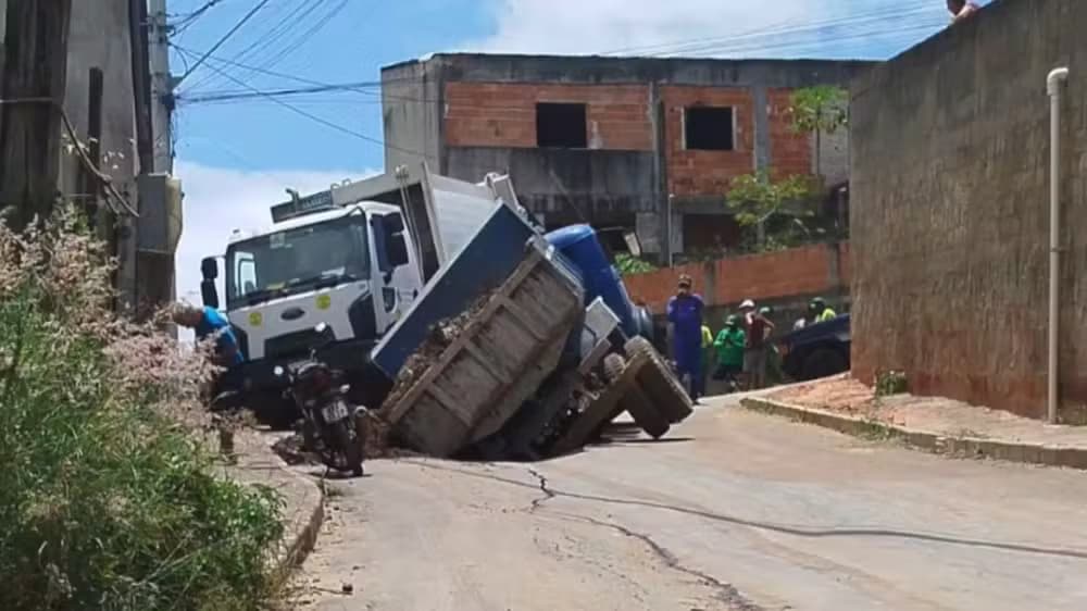 Asfalto Cede e Engole Caminhões em Guarapari: Infraestrutura Sob Escrutínio