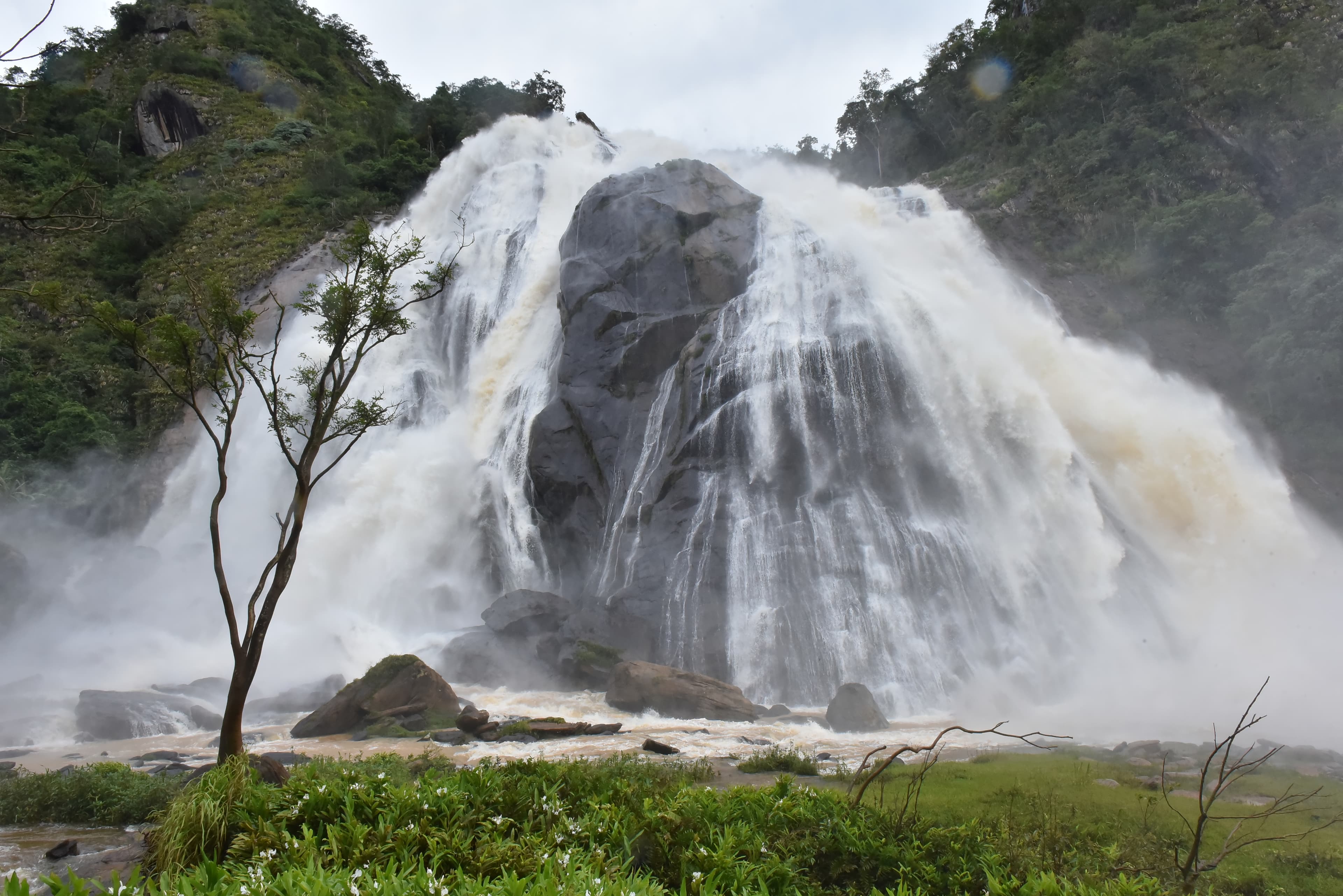 Cachoeira da Fumaça: Chuvas Revitalizam Majesticidade em Alegre
