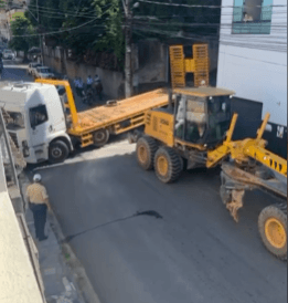 Caminhão trava ao entrar em curva estreita da Avenida Pinheiro Júnior, no Ibitiquara