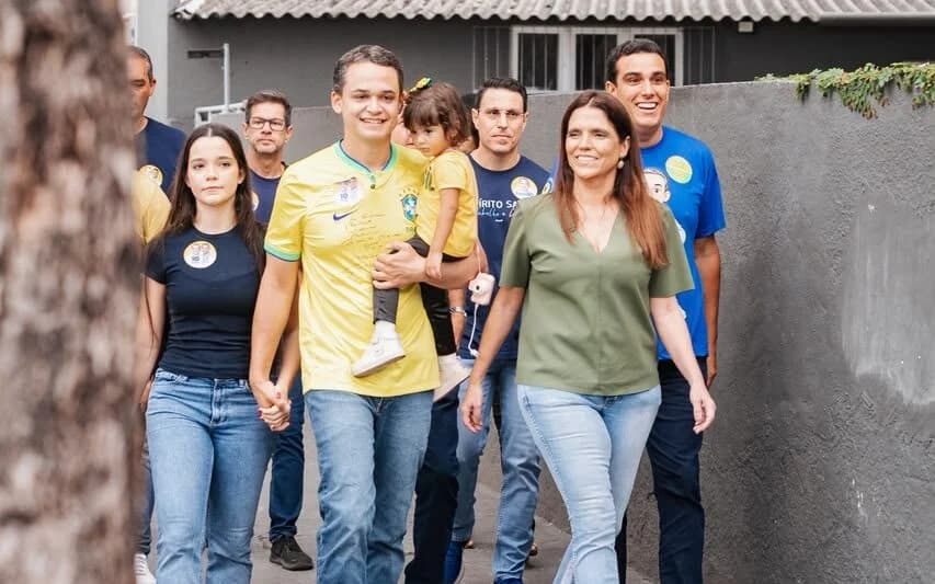 Pazolini vota em Vitória ao lado da família e demonstra confiança no resultado