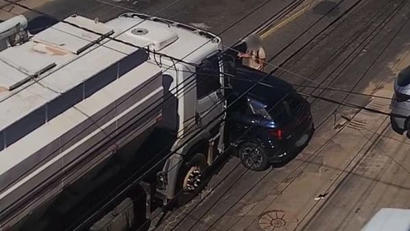 Colisão em Trevo: Polícia Civil e Caminhoneiro em Contradição