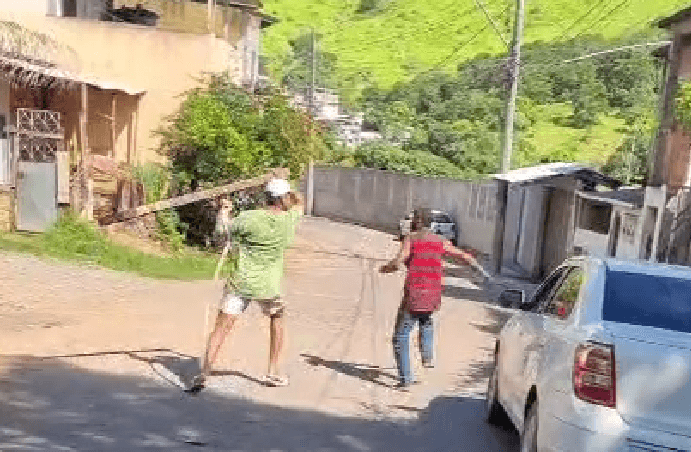 Morador agride suspeito de furtos após série de denúncias em Cachoeiro