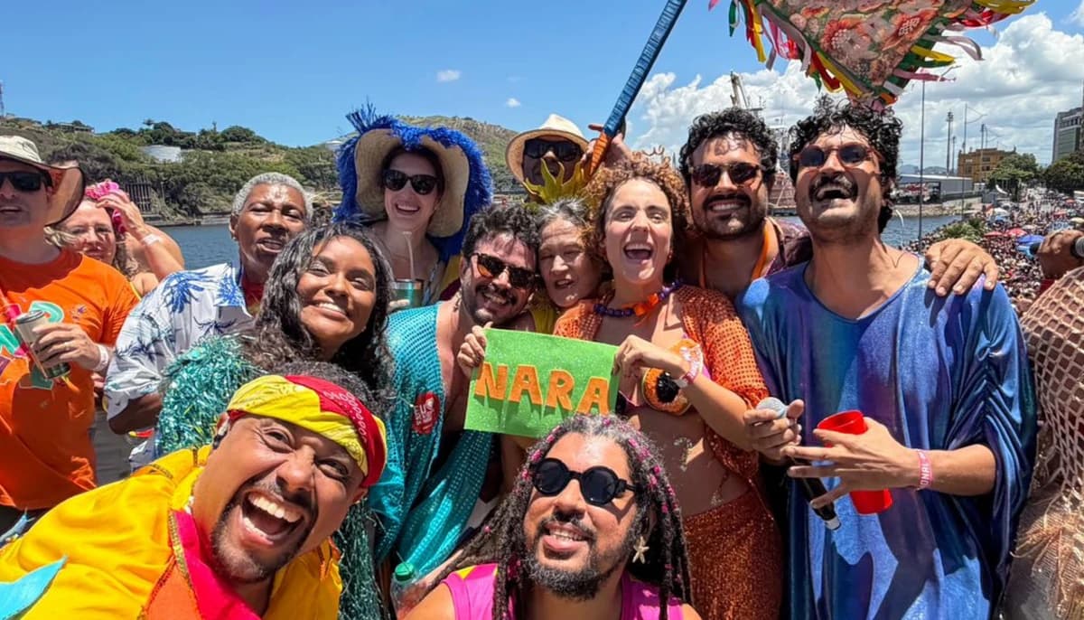 Carnaval Revela Doce Surpresa: Bloco Tradicional Palco de Chá Revelação Emocionante