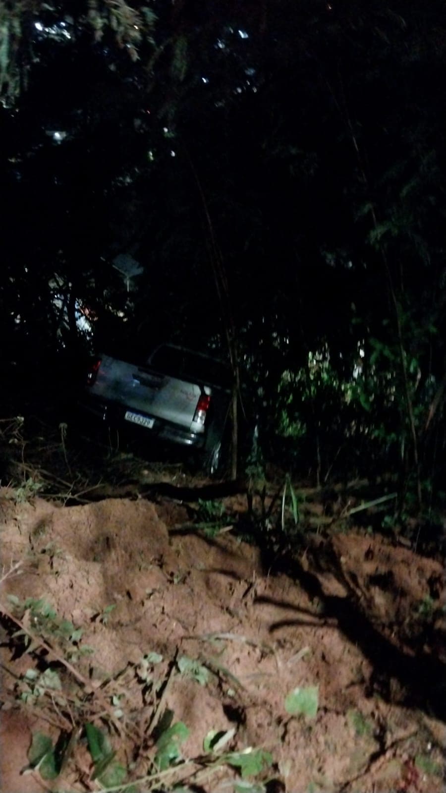 Motorista sai de bar, perde controle de hilux e invade calçada de casa em Cachoeiro