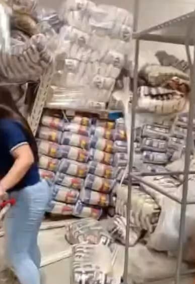 Prateleira cede em supermercado em Cariacica; empresa garante que não houve feridos