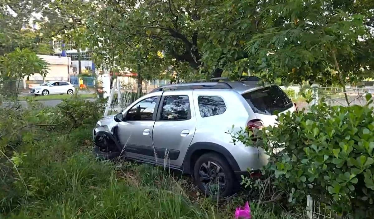 Veículo Invade Terreno da Justiça Federal Após Acidente na Beira-Mar