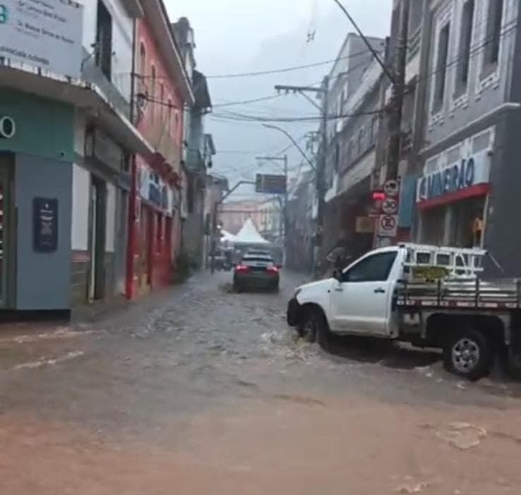 Santa Teresa em Alerta: Chuvas Intensas Causam Alagamentos e Preocupação