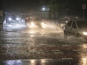 Chuva Torrencial Causa Caos no Bairro Coronel Borges: Rua Alagada e Veículos Ilhados