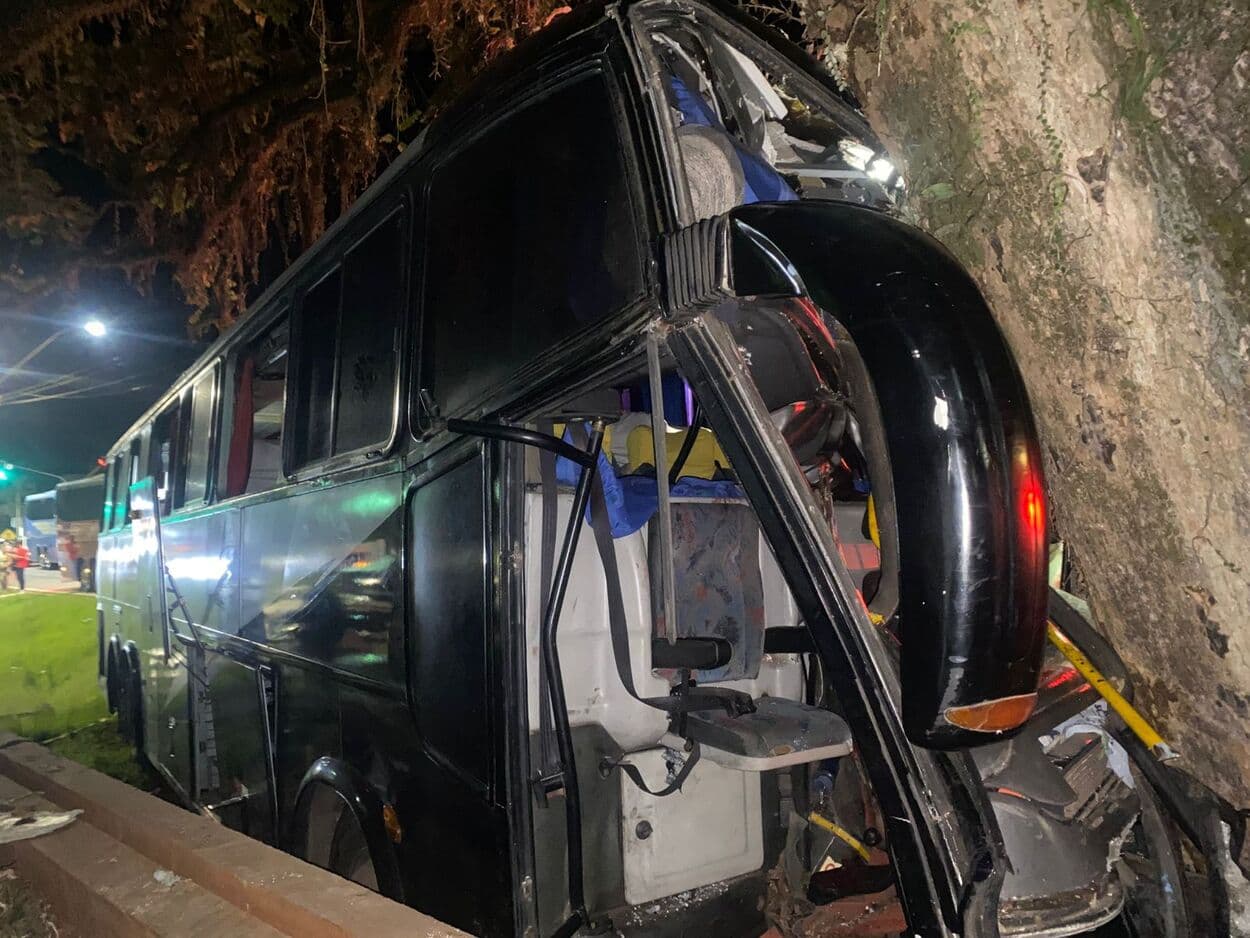 Acidente com ônibus de turismo deixa um morto e 18 feridos na BR-262 em Marechal Floriano
