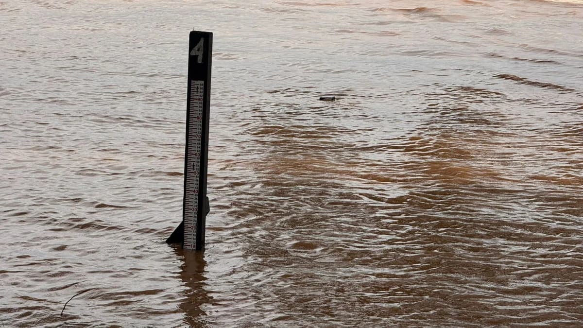 Rio Doce em Alerta: Chuvas Elevam Nível em Cidades Capixabas
