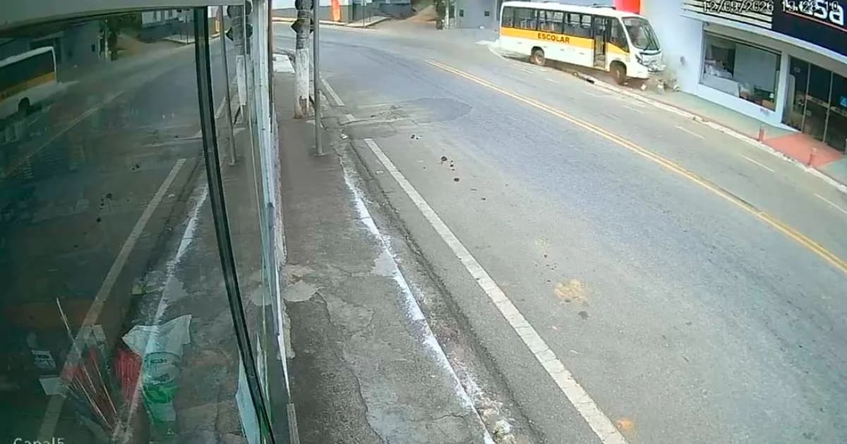 Ônibus Colide em Ponte e Estabelecimento Comercial Após Falha nos Freios