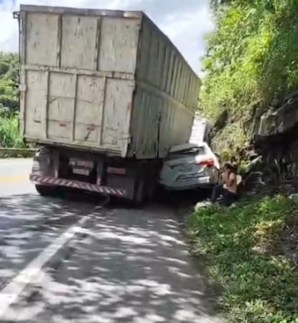 Acidente na BR 101 Deixa Pista Interditada no Sul do ES