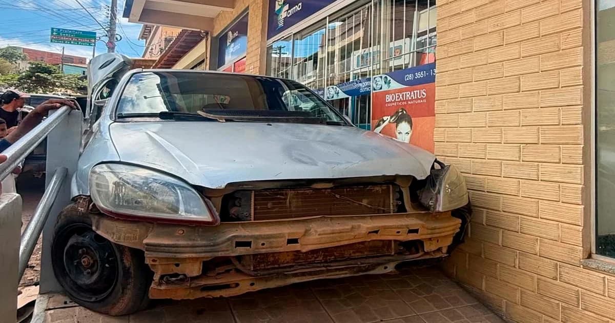 Veículo Invade Calçada e Revela Série de Irregularidades no ES