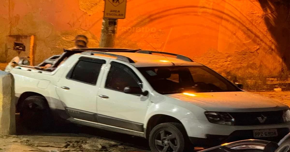 Comércio Irregular: Empresa Flagrada Descartando Lixo em Praça Pública