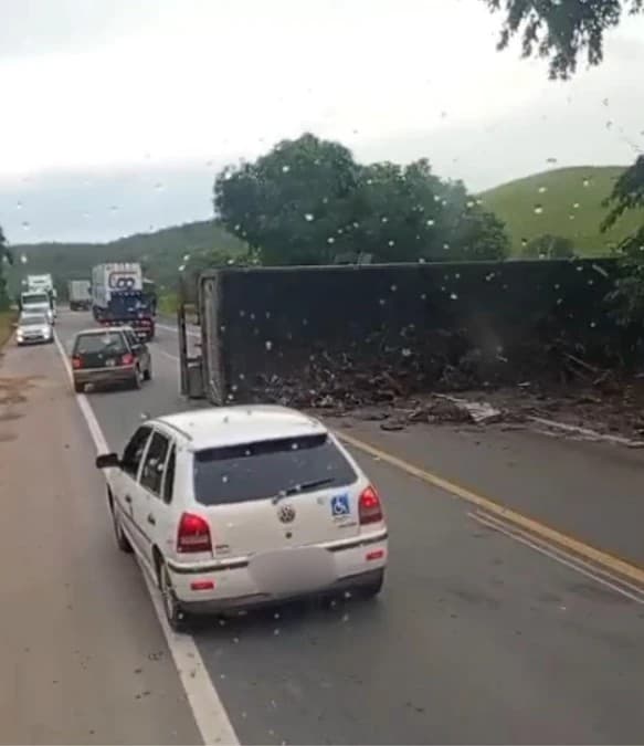 Tombamento de carreta interdita BR-101 no Sul do ES