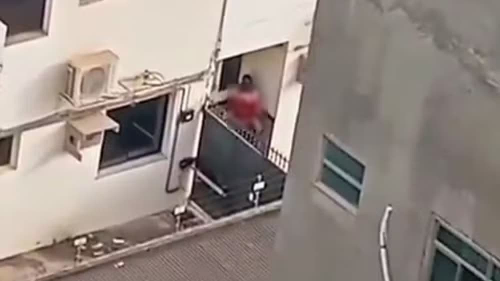 Flagrante Inusitado: Casal é Capturado em Ato Íntimo na Escadaria de Fórum